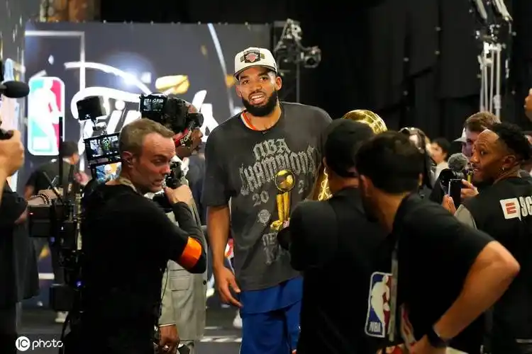 福克斯更衣室道贺！NBA总冠军数据全景解读，唐斯布朗效率封神